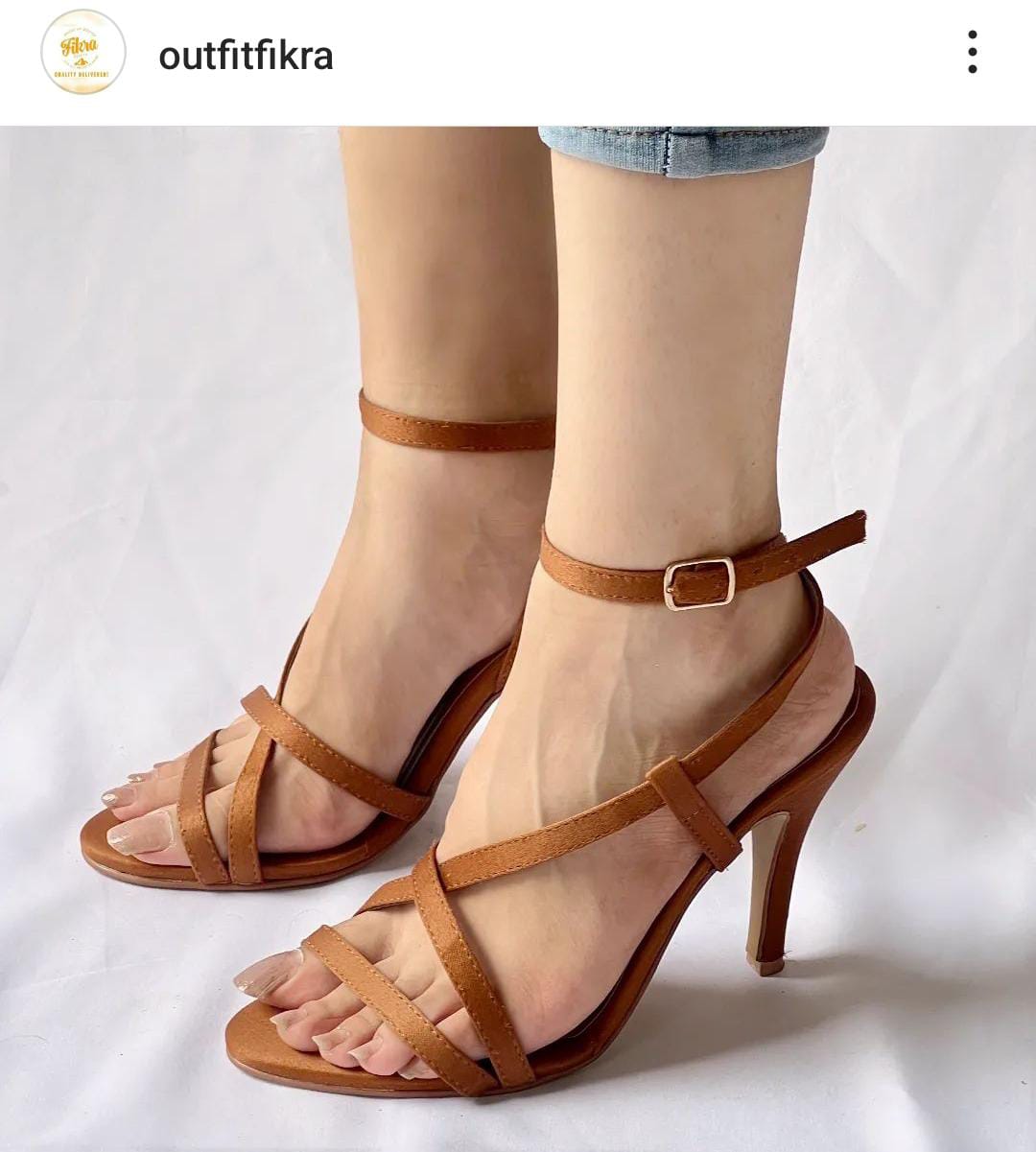 XYZ HEEL(Message us on Instagram or WhatsApp for any kind of information we are available)